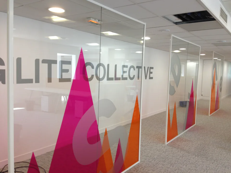 Cloisons vitrées de bureaux avec montagnes graphiques colorées, réalisation Paristic