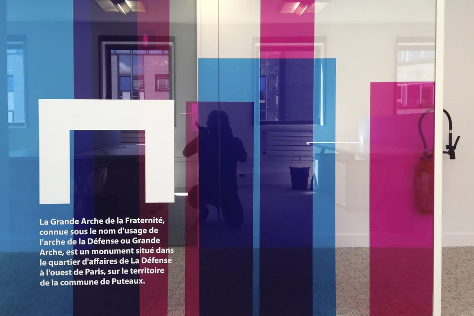 Aplats de couleur sur cloison vitrée, réalisation Paristic
