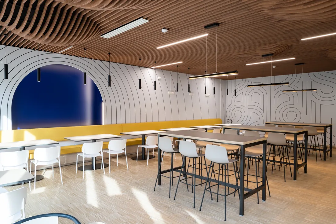 Espace de travail du siège du COJO Paris 2024 habillé de décors adhésifs, réalisation SORA