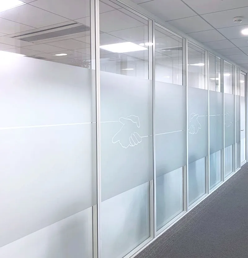 Cloisons vitrées de bureaux AXA habillées de bandes dépolies horizontales